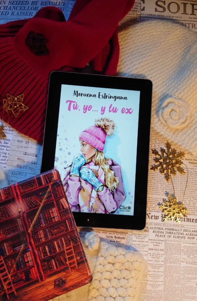 Foto de la portada del libro en el que se ve una chica rubia rodeada de nieve. Sobre hojas de periódicos y adornos de guantes, gorro y bufanda junto con copos de nieve