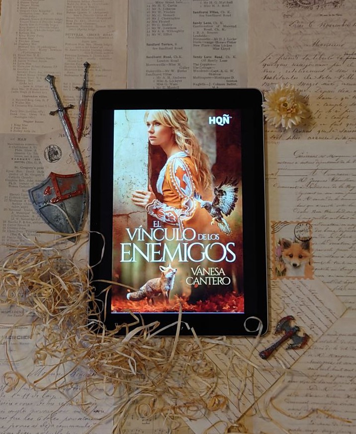 Imagen de la portada del libro en el que se ve a una joven vestida de epoca y a un zorro y un halcon, sobre hojas de recortes y adornos variados como escudo, espadas y hacha medieval